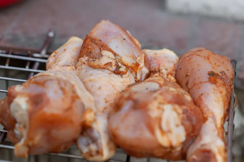 métodos de aquecer frango assado sem ressecar