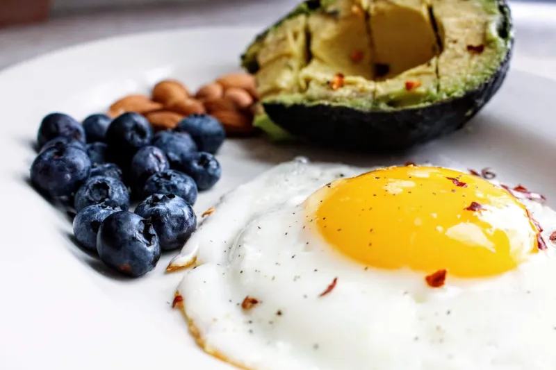 Quantas proteínas têm um ovo inteiro?