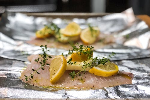 Peixe no forno com papel alumínio